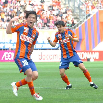 新潟-FC東京 後半、笠井佳祐(46・右)がシュートを決め1-2=ビッグスワン