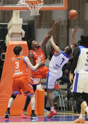 新潟-東京Z 第4クオーター、ゴール下で競る新潟の選手たち