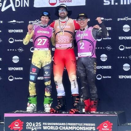 フリースタイルスキー世界選手権のスキークロスで銅メダルを獲得した男子の須貝龍（右）＝サンモリッツ（共同）