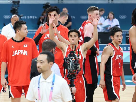 男子バスケットボール ドイツに敗れ、観客にあいさつする富樫勇樹(中央)=7月27日、フランス・リール