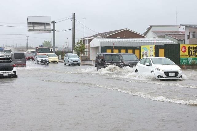 雨で冠水した道路=9月3日午前8時半過ぎ、上越市栄町(画像の一部を加工しています)