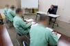 「協力雇用主」を務める高橋政志さんを取材する受刑者=2024年11月、東京拘置所(画像の一部を加工しています)