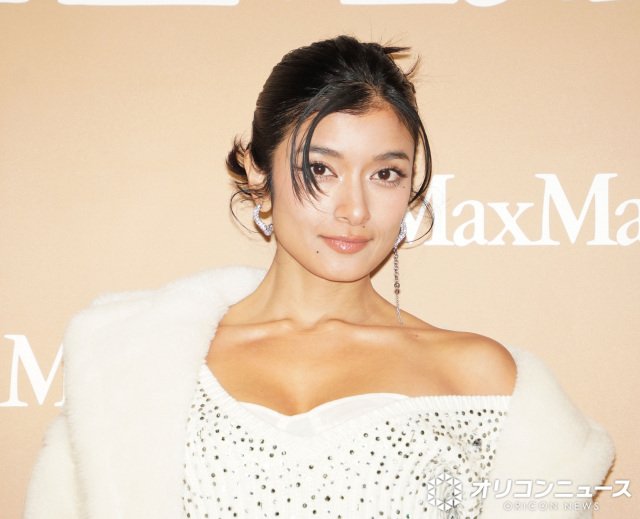 ローラ、上品な大胆肌見せスタイルを披露 茶道・華道で“エレガント”へ