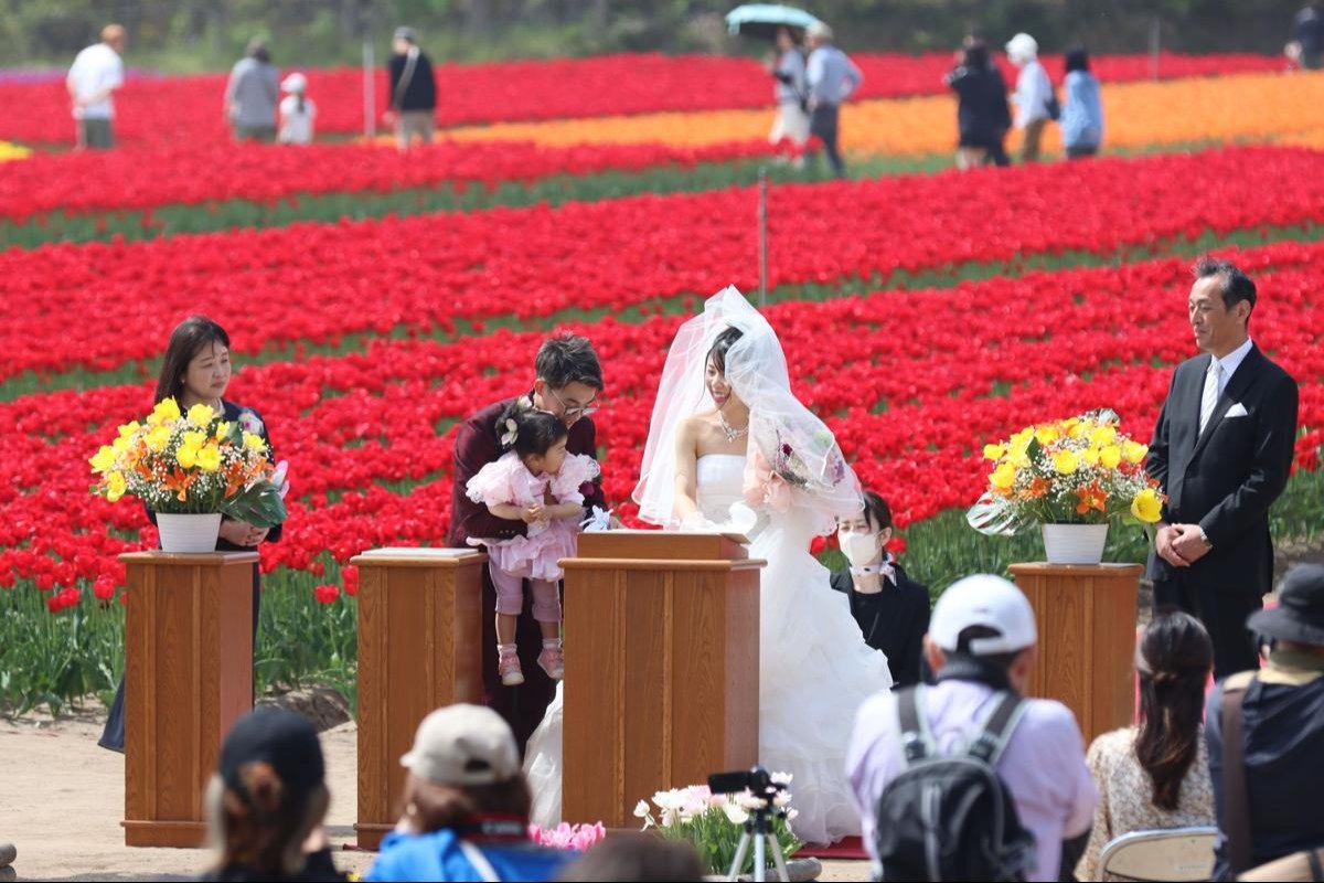 満開チューリップ80万本が2組の愛を祝福♡新潟胎内市で人前結婚式 新郎