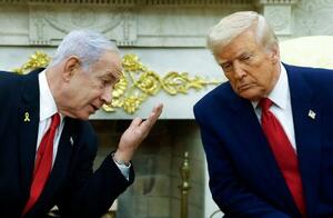トランプ米大統領(右)と言葉を交わすイスラエルのネタニヤフ首相=4月7日、ワシントン(ゲッティ=共同)