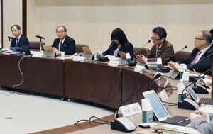 県の総合計画を検討する専門家委員会。県外転出者の移動理由を確認できなくなっていることに懸念の声が上がった=新潟市中央区