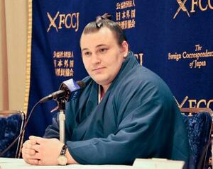 日本外国特派員協会で記者会見に臨む安青錦=9日、東京都千代田区