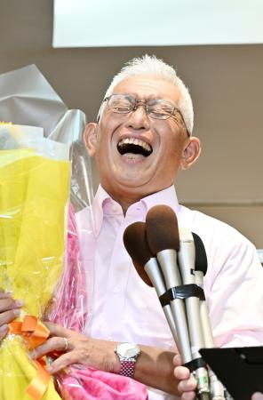 兵庫選挙区で当選を決め、メディアのインタビューに答える泉房穂氏=20日夜、神戸市中央区