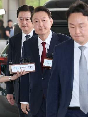28日、韓国の特別検察官による出頭要請に応じた尹錫悦前大統領(中央)=ソウル(聯合=共同)