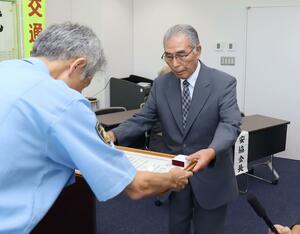 長年交通事故防止に尽力した功労者らへの表彰式=妙高市小出雲3