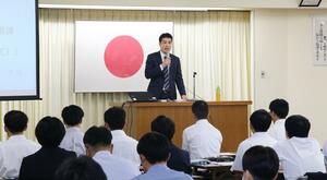 信号無視の車によって娘を失った波多野暁生さんによる警察官ら向けの講演会＝新潟市西区