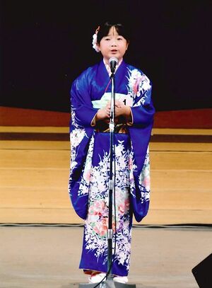 秋田船方節を披露する中川縁さん=2025年11月、秋田県男鹿市(中川美佳さん提供)