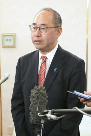 衆院選に無所属で出馬する意向を表明した細田健一氏=10月10日、燕市井土巻の燕三条ワシントンホテル