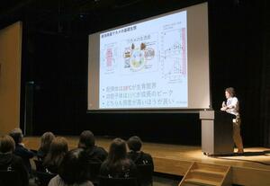 新潟県と石川県の漁業者や研究者らが海の未来について語り合ったシンポジウム=佐渡市両津夷