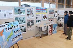 拉致被害者が家族と過ごす写真が並ぶパネル展=12月6日、柏崎市日石町