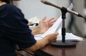 記者会見する男子生徒の母親=30日午後、大津市