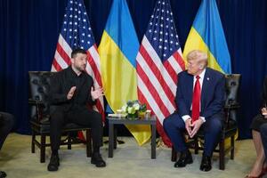 会談するトランプ米大統領(右)とウクライナのゼレンスキー大統領=23日、ニューヨーク(AP=共同)