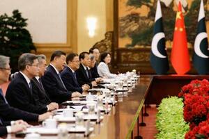 　パキスタンのシャリフ首相と会談する中国の習近平国家主席（左から４人目）＝２５日、北京の人民大会堂（共同）
