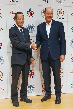　ｉＰＳ細胞の産学連携事業「Ｔ―ＣｉＲＡ」の成果発表イベントで握手する京都大の山中伸弥教授（左）と武田薬品工業のクリストフ・ウェバー社長ＣＥＯ＝３日、東京都内