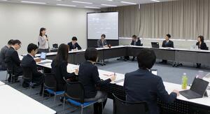 官民連携で結婚を後押しするため、県が設けた結婚支援施策推進会議の初会合=11月19日、新潟市中央区