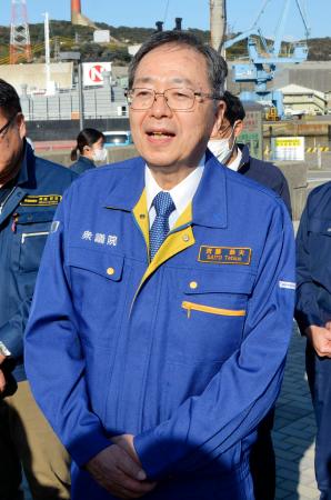 記者団の取材に応じる公明党の斉藤代表=7日午後、大分市