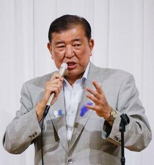 秋田県大仙市で演説する自民党総裁の石破首相=14日午前