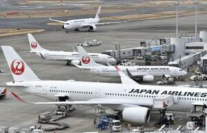 　羽田空港の駐機場に並ぶ日本航空の機体