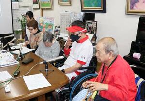 記者会見する「水俣病胎児性小児性患者・家族・支援者の会」のメンバーら=7日午前、熊本県水俣市