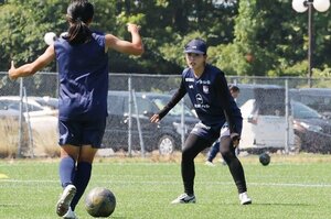 タイトルへ向け、練習に熱を入れるMF滝川結女(右)=25日、聖籠町