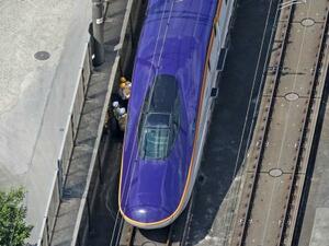 東北新幹線で回送運転中に停車した最新型車両「E8系」=17日、栃木県那須塩原市