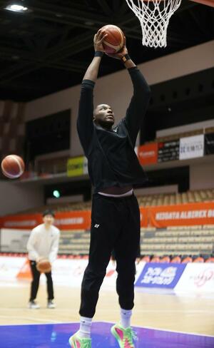 埼玉戦に向け、練習するムトンボ＝長岡市