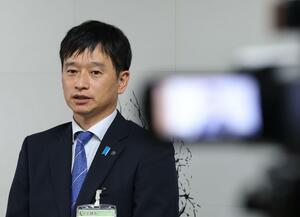 中川幹太市長への不信任決議案が否決され報道陣の取材に応じる中川幹太市長=2024年9月2日、上越市役所