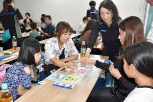 鳥取県境港市の焼却発電施設で開かれた「子ども探検スクール」=23日午前