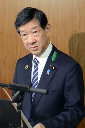 閣議後、記者会見する伊藤環境相=4月19日、東京都千代田区