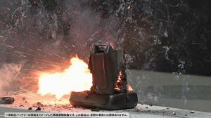電動アシスト自転車の非純正バッテリーの充電中に起きた発火事故の再現(製品評価技術基盤機構提供)