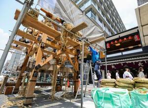 京都・祇園祭の山鉾巡行を前に始まった「鉾建て」=9日午前、京都市下京区