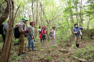 3時間ほど古道を歩き、佐渡金山のルーツを巡った参加者=佐渡市