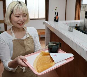 築６０年の古民家を改装しオープンしたクレープ店「ハローまいど」＝上越市大町５