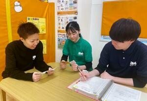 　始業前のミーティングでルールを確認する「東急キッズベースキャンプ」の職員＝２２日午後、東京都品川区（同社提供、画像の一部を加工しています）