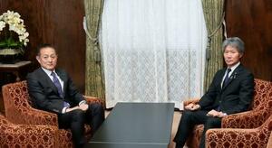 会談に臨む自民党の磯崎参院国対委員長(右)と立憲民主党の斎藤国対委員長=6日午前、国会