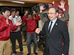 糸魚川市長選で初当選し、拳を握って喜ぶ久保田郁夫さん=20日、糸魚川市寺島1