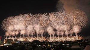 信濃川河川敷から上がった復興祈願花火「フェニックス」=2025年8月3日、長岡市