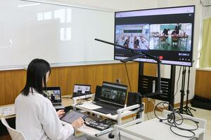 遠隔教育配信センターからの授業の様子＝２８日、新潟市東区