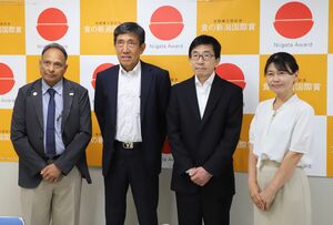 受賞者発表の記者会見に出席した(左から)グントゥール・ヴェンカタ・スバラオさん、八丁信正さん、別府茂さん、新谷梨恵子さん=新潟市役所