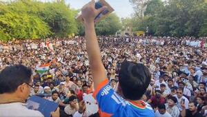 インド・プネで、架空の政党「ゴキブリ人民党(CJP)」の集会に駆けつけた大勢の参加者=11日(ディプケ氏のXから、共同)