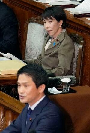 衆院本会議で中道改革連合の小川代表(手前)の代表質問を聞く高市首相=24日午後