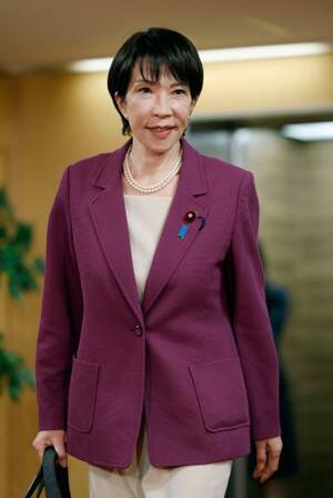 自民党本部に入る高市総裁=15日午前、東京・永田町