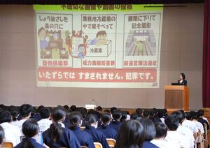 中学生がネットやSNSの安全な使い方を学んだトラブル防止教室=三条市西裏館2