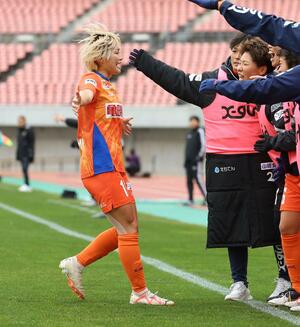 新潟L-日テレ東京V 後半16分、先制点を奪いチームメートと喜ぶMF川澄奈穂美(左)=ビッグスワン(写真映像部・渡辺善行)