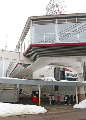 ＪＲ長岡駅からアオーレ長岡へ延びる高架通路「大手スカイデッキ」＝１３日、長岡市